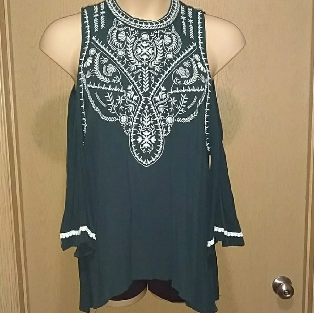 I need this MAURICES top!